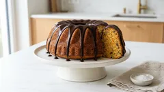 Saftiger Möhren-Schokokuchen als Gugelhupf – mit Zartbitter-Glasur, die schön glänzt