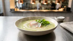 Cremige Radieschen-Kartoffel-Suppe – mit Radieschengrün und einem Spritzer Zitrone