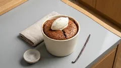 Schoko-Tassenkuchen aus dem Ofen: saftig, elegant und mit Vanillesahne serviert