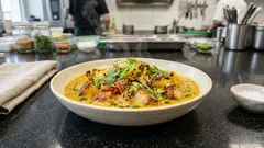 Cremiges Blumenkohl-Kartoffel-Curry aus der Pfanne – mild würzig mit Joghurt