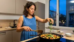 Ajapsandali aus der Pfanne: Auberginen und Kartoffeln mit kräftigen Röstaromen