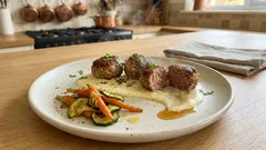 Saftige Rinderfrikadellen mit Kräutern – dazu eine schnelle Zitronen-Crème-fraîche-Sauce